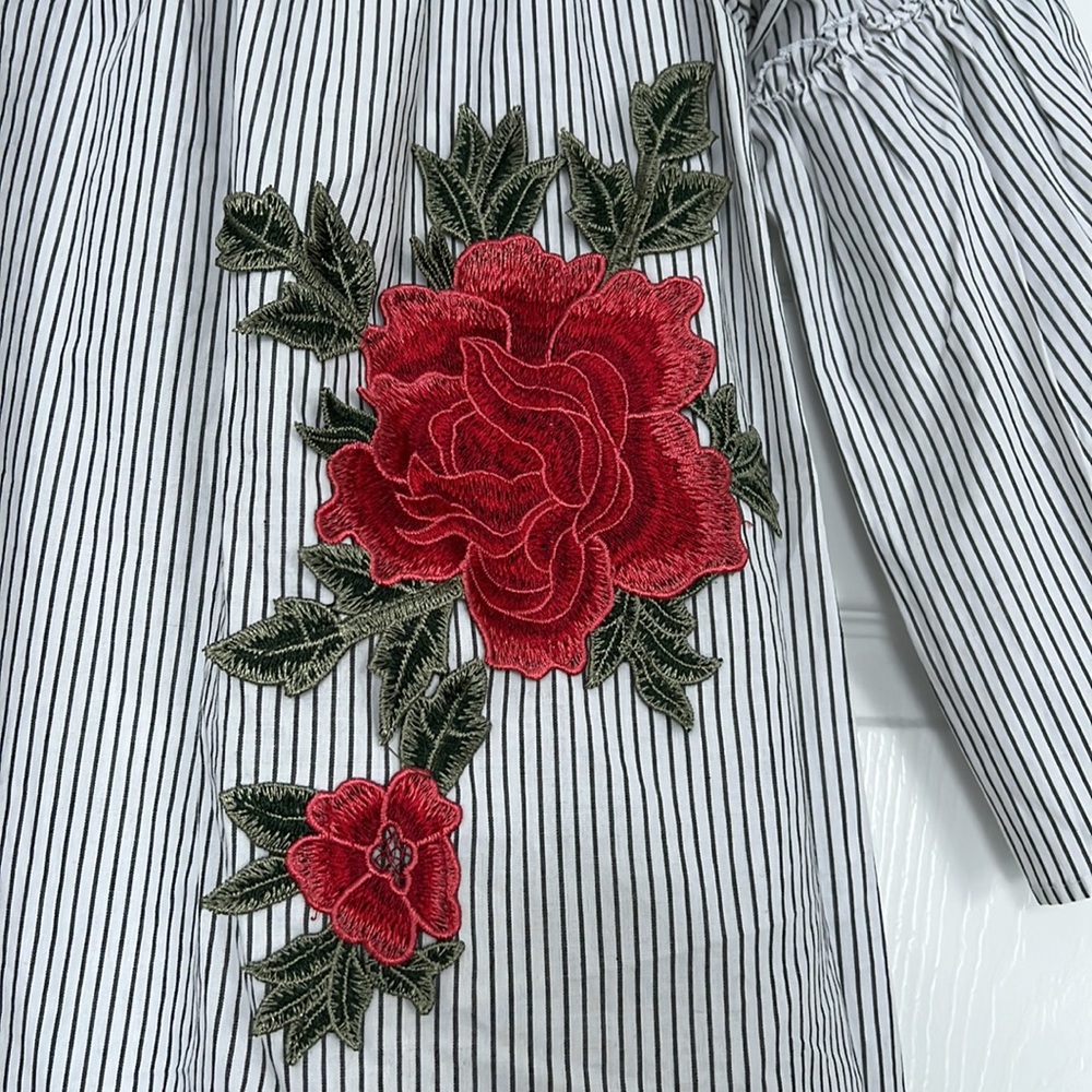 Potter’s Pot Off-the-Shoulder Pin Stripe Rose Appliqué Blouse Size Small - Picture 2 of 9